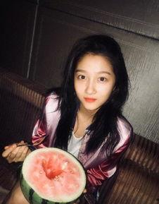 关晓彤娱乐吃瓜图片高清,高清美照曝光，网友热议